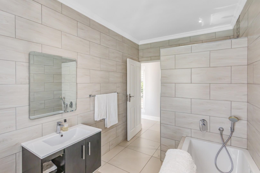 5 Bedroom Property for Sale in Kingswood Golf Estate Western Cape